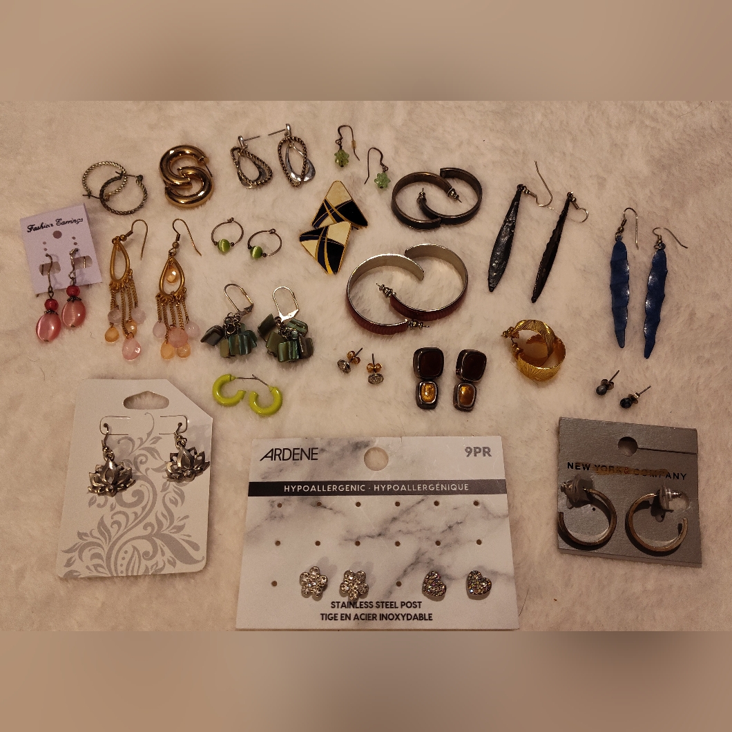 Vintage Bundle Of Earrings 22prs 35$
